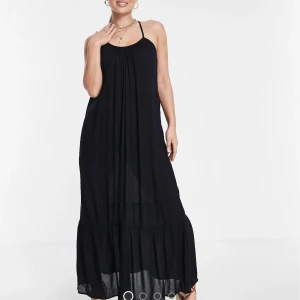 Svart sommarklänning - Jag missade datum för returnering så klänningen är helt ny och aldrig använd. Inget fel på den, tyckte bara inte den passade mig.  Klänningen är luftig och jag kan tänka mig att den är härlig på sommaren. Storlek EU 36 (Den passade mig som är 166cm) 