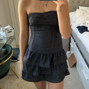 Klänning! - Så snygg klänning med volanger!!