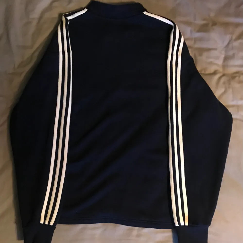 Skön Adidas sweatshirt, använt ett par få gånger, skick 9/10. Ny pris 800. Priset är förhandlingsbart . Hoodies.
