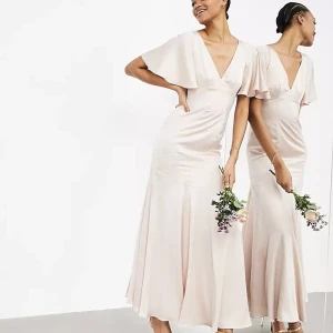 Balklänning - Fin balklänning från asos design! Inköpt för 1100kr, enbart använd en gång. Storlek S/36!