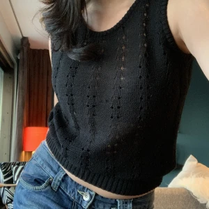 Stickad topp  - Jättefin stickad topp/väst som inte kommer till användning, jättefint skick! Passar mig som bär S men klär inte just mig! Stretchig i botten! Kontakta gärna för fler bilder💕💕