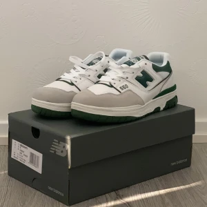 New Balance 550💚 - Sjukt feta skor, perfekta för sommaren❤️‍🔥☀️ Helt nya! Storlek 42,5. Nypris cirka 1200kr
