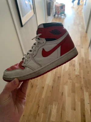 Jordan 1 OG retro - Ett par Jordan 1, väldigt använda men inget som är sönder eller så. Storlek 39 eu. Hör av vid intresse. Pris kan diskuteras vi snabbt köp👍🏼🥂