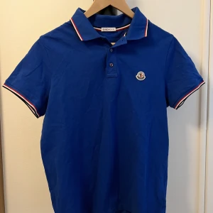 Moncler piké - Moncler piké blå använd 1 gång Nypris 2999:-