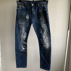 Dsquared2 Jeans 46 - Jeans från Dsquared2. I fint skick. Storlek 46, passar W29 och W30. Made in Italy. Djur & Rökfritt hem. Nypris: 6 000 kr.