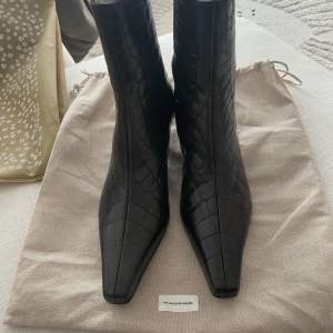 NYPRIS: 5300:- Helt nya by Malene Birger boots. Fortfarande med tag under sko. Kan gå ner i pris vid snabb affär. Storlek 39. 💕