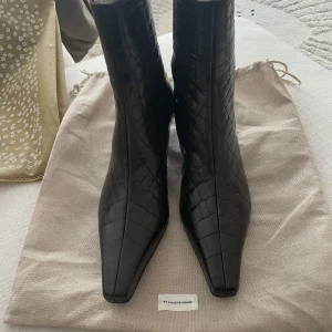 By Malene Birger boots  - NYPRIS: 5300:- Helt nya by Malene Birger boots. Fortfarande med tag under sko. Kan gå ner i pris vid snabb affär. Storlek 39. 💕