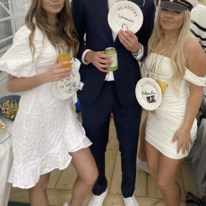 Vit Klänning  - Studentklänning / skolavslutnings klänning. Använd vid ett tillfälle. Inga defekter. Säljes för 350 kr + frakt 