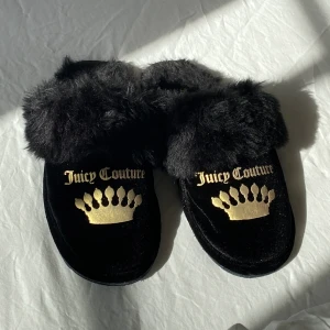 Juicy tofflor  - Svarta juicy tofflor i strl 35/36. Tofflorna är som nya