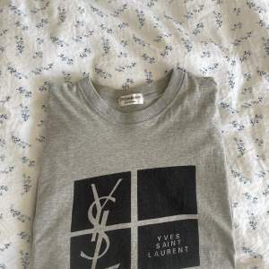 Tjabba! Vintage Yves saint Laurent t shirt i medium.  Köpt från Grailed.com  ✌️