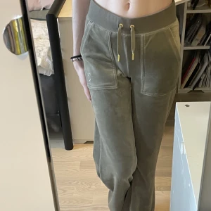 Juicy couture byxor  - Jag säljer mina gröna helt oanvönda juicy byxor i xxs pga att de är för långa ned till. 