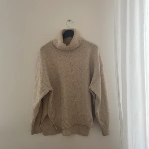 Stickad tröja med hög krage - Finstickad beige tröja från H&M