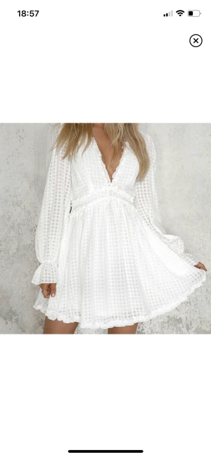 Studentklänning  - Superfin vit klänning ifrån Dennis maglic. Den är i storlek L och är helt oanvänd med lappen kvar. Säljer då den tyvärr var lite för stor för mig. Köparen står för frakt!