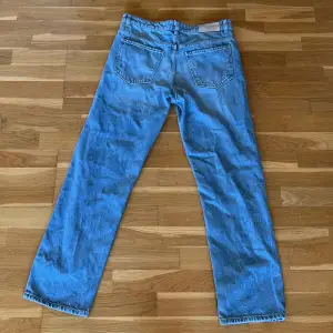 Ett par ljusblåa jeans från junk junkies i storlek 32/32. Priset är inte hugget i sten 