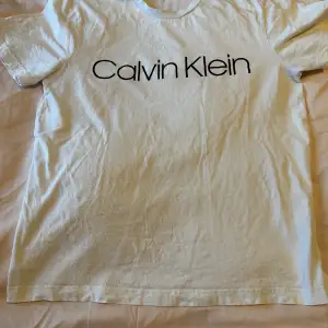 Säljer en vit t-shirt från Calvin Klein i storlek M  Köpare står för frakt 📦 