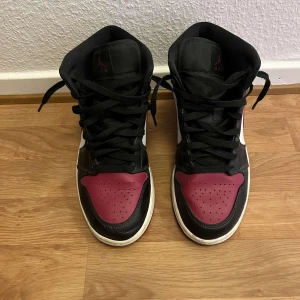 Jordans 1 Mid - Jordans Använda  Skick 6/10 Pris 450kr Inköpspris 1349kr Storlek 42