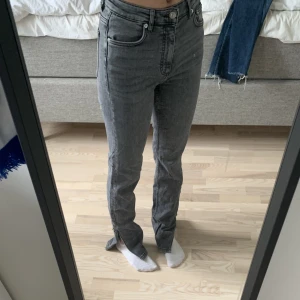 Zara jeans - Ett par jeans ifrån zara, andvända få tal gånger och i väldigt bra skick, kontakta mig för eventuella frågor ☺️