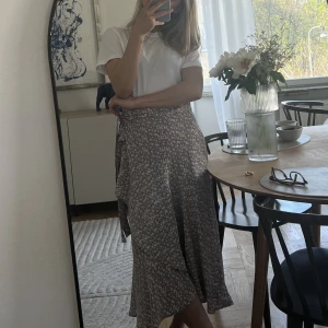 Blommig kjol med volang  - Blommig kjol med knyte och volang, så fin! Säljer pga för stor.. köpare står för frakt