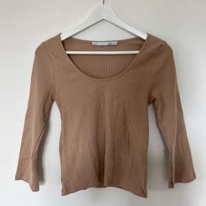 Ribbad beige/brun tröja från Lager 157. Halvlånga ärmar. Aldrig använd. 95% cotton / 5% elastane Storlek M / L ✨✨✨