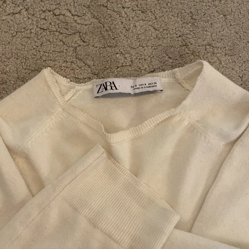 Säljer denna tröjan från zara, använd ca 4 gånger och är förmedling fint skick!🙌🏻 . Blusar.