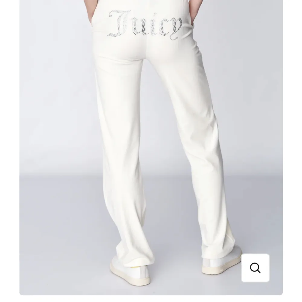 Oanvända pågrund av fel storlek, byxorna ser ut som på bilden bara att fikorna på framsidan är med dragkedja, kan hå ner i pris vid snabbköp. Jeans & Byxor.