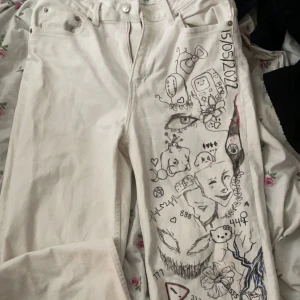 Customized mixed jeans -  ”all over the place” men det kanske är någon som vill ge dom ett extra liv då det är sorgligt och slänga kläder <3 Tar Commission att göra andra byxor även :) Vita highwaisted utslängda jeans. Pris går och diskutera ❤️ !! Katt finns i hemmet !! 