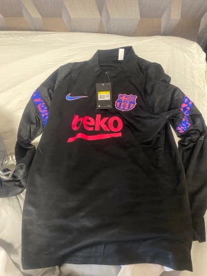 Barcelona ställ - Hej säljer en Barcelona ställ med storlek S den är i nyskick som ni ser med märket är kvar och jag har använt den 1 gång och det är då för att testa den. 