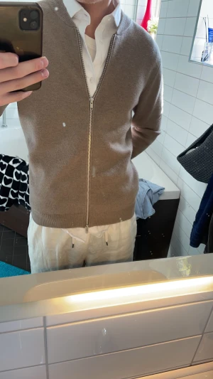 Soft Goat zip helt ny  - Nyskick!  Nypris 2.6 mitt pris, 1649 (ej hugget i sten)  Storlek M, hör av er vid eventuella funderingar!