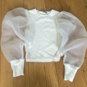 Fest topp - En fin och cool topp ifrån zara som inte är använd enbart testad. 