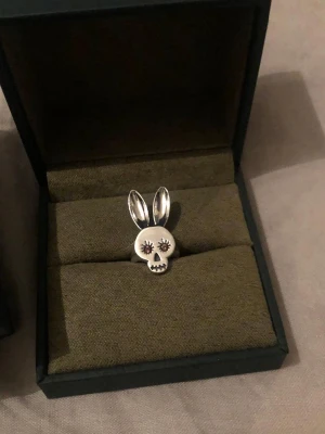 Maria Nilsdotter ring  - Säljer denna super snygga ring från Maria Nilsdotter. Storlek 18! Nyskick super snygg och cool. 