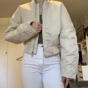 Croppad beige bomberjacka i storlek XS. Något oversized. Endast provad, aldrig använd.   Jag är 162 cm lång och jackan slutar över höfterna.   Kan hämtas i Stockholmsområdet eller postas.