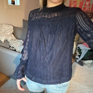 Spets blus  - Supersnygg spets blus i marinblå färg 💙💙💙