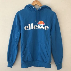 Ellesse hoodie  - Jätte snygg blå ellesse hoodie som jag fick i födelsedagspresent men endast använt ett fåtal gånger tyvärr💞 