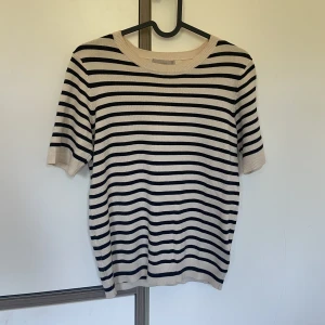 Topp  - Supersöt topp från H&M, använd typ 1 gg, därav säljes. 💖