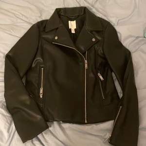 Fejk läder jacka - Säljer min superfina fejk läder jacka! Knappt använt den för den har blivit för liten för mig tyvärr❤️Köptes för 449kr
