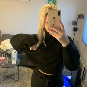 Stickad magtröja - Fin stickad magtröja med krage, använd Max 5 gånger så i fint skick!