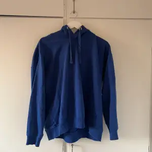 Blå hoodie Stl XL 100kr