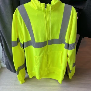 Kofta  - Refelxkofta i MAN STRL M. Passar även kvinna. Säljs för 80kr 