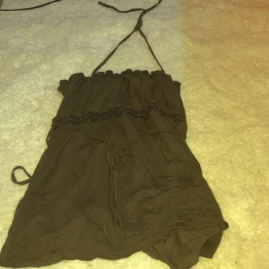 90-tals topp - BILDERNA GER INTE JUSTICE för hur snygg den är irl 😭väldigt jennifer-aniston 90-tal. Köpt i afrika på 90-talet! Min mammas gamla! Strl.s. Finns ett litet hål dock men ej märkbart