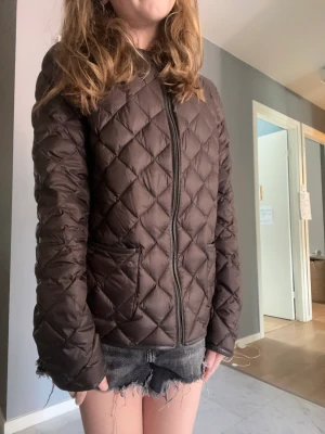 Uniqlo jacka  - Jätte fin brun uniqlo jacka, bra skick och mycket andvänd men inga defekter allas.❤️