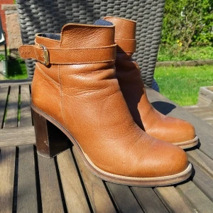 Tommy Hilfiger - Begagnade, OK skick, lite slitna på klackarna