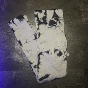 TRÄNINGSBYXOR  - Helt oanvända träningsbyxor ifrån shein. Dom är väldigt populära att ha. Och suuuuper fina! Har flertal i min gaderob dessa säljs pga av har flera par av samma design. 