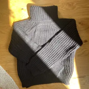 Jag säljer nu denna urgulliga stickade tröjan med krage, som jag även säljer i ljusgrått💘 Nyskick och inga defekter förekommer! Osäker på storleken, men motvsvarar strl xs❤️