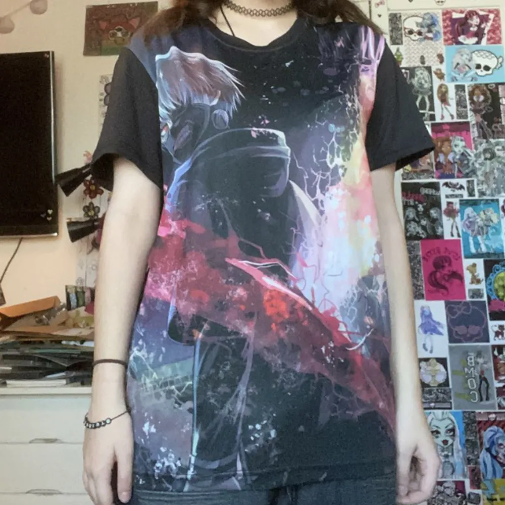 fet T-shirt med Kaneki från tokyo ghoul! knappt använd, bra skick. PÄLSDJUR I HEMMET!. T-shirts.