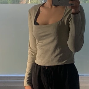 top - fin top från gina i strl XL men passar som L, färgen baby grön.   80kr + frakt 
