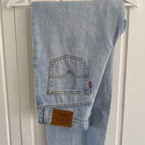 Fina ljusblåa jeans perfekt till sommaren. I storlek w28 och längden 28 med dragkedja. Endast använda ett fåtal gånger, väldigt fint skick. Ordinarie pris 1295kr Vid snabb affär kan säljas billigare☺️
