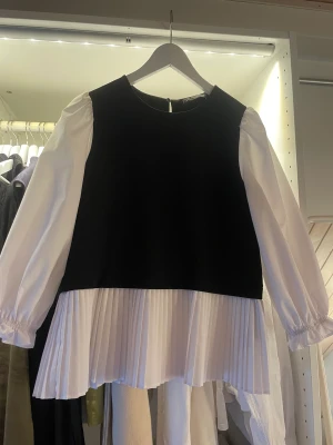 Zara blus - Blus från zara som är använda fåtal gånger. Storlek XS. Säljer för 100 kr + frakt