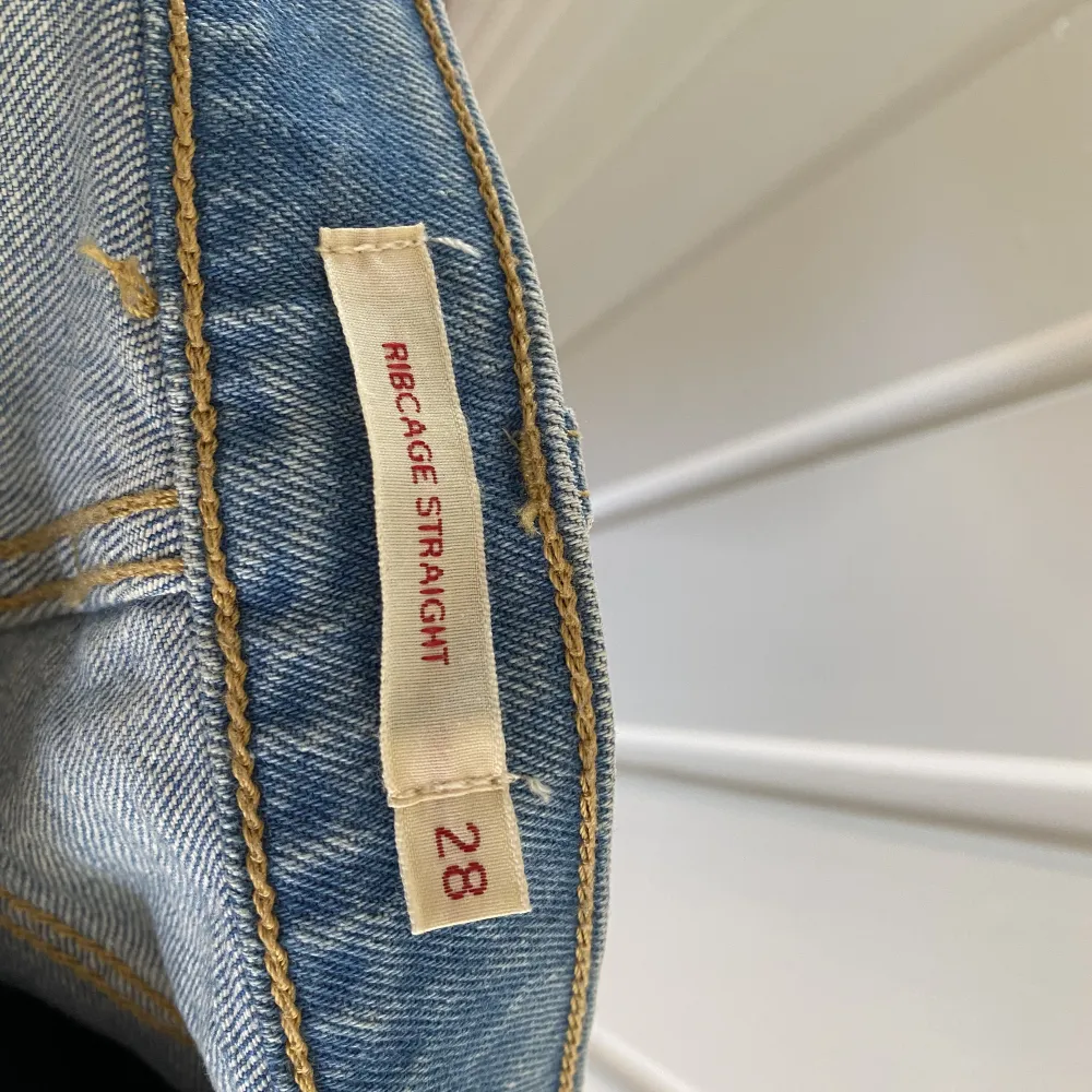 Fina jeans från Levis i storlek w28 och längd 27. Endast använda ett fåtal gånger i ett väldigt fint skick, som nya. Ordinarie pris 1349kr Vid snabb affär kan säljas billigare☺️. Jeans & Byxor.