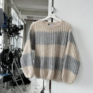 Design by si tröja - Intressekoll på min helt nya stickade tröja från Design by si, endast prövad. Den är slutsåld i denna storlek på hemsidan💗 