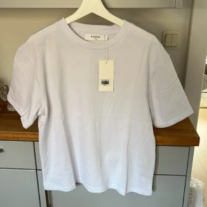 Vit t-shirt - Vit t-shirt från Lis Bonne. Oanvänd 